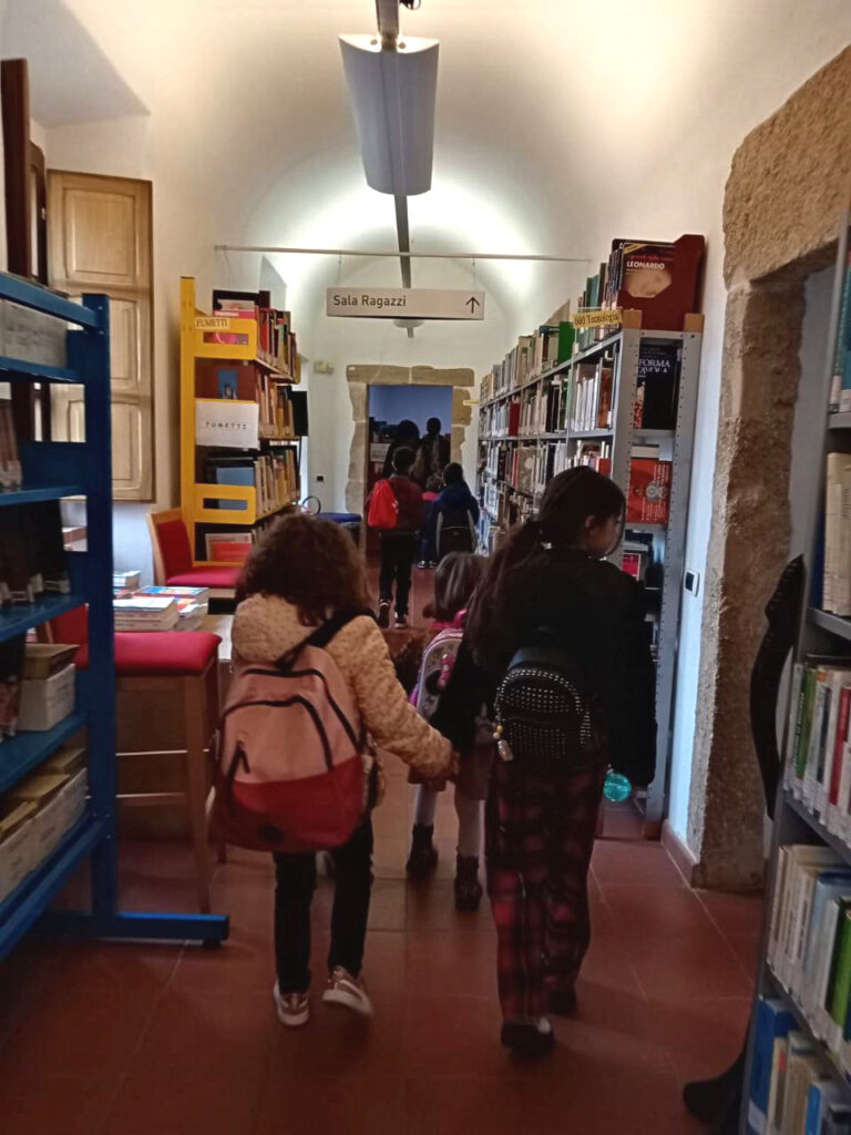 Bambini si dirigono verso l'area ragazzi della Biblioteca di Oristano