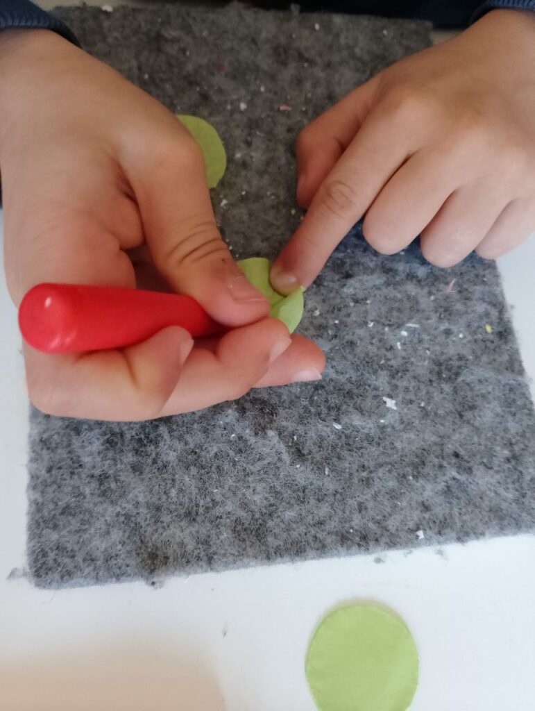 Mani di bambino manipolano cerchietti di carta