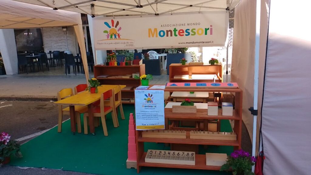 Stand dell'Associazione Mondo Montessori APS in occasione della Sartiglia 2023, ad Oristano