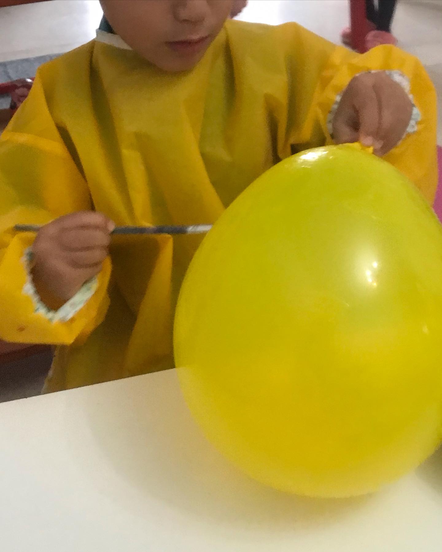 Un bambino dipinge un palloncino