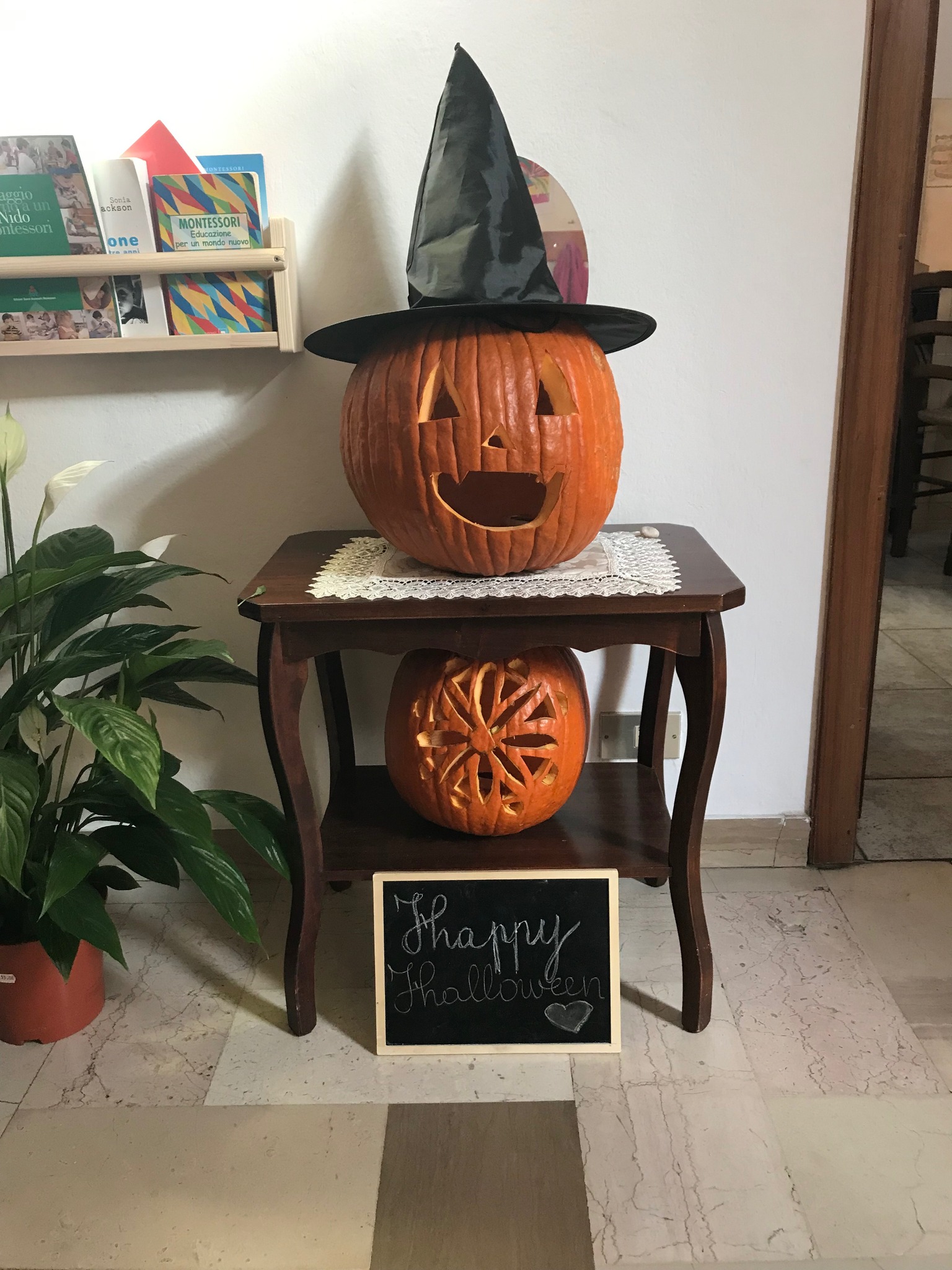 Zucca di Halloween intagliata con cappello